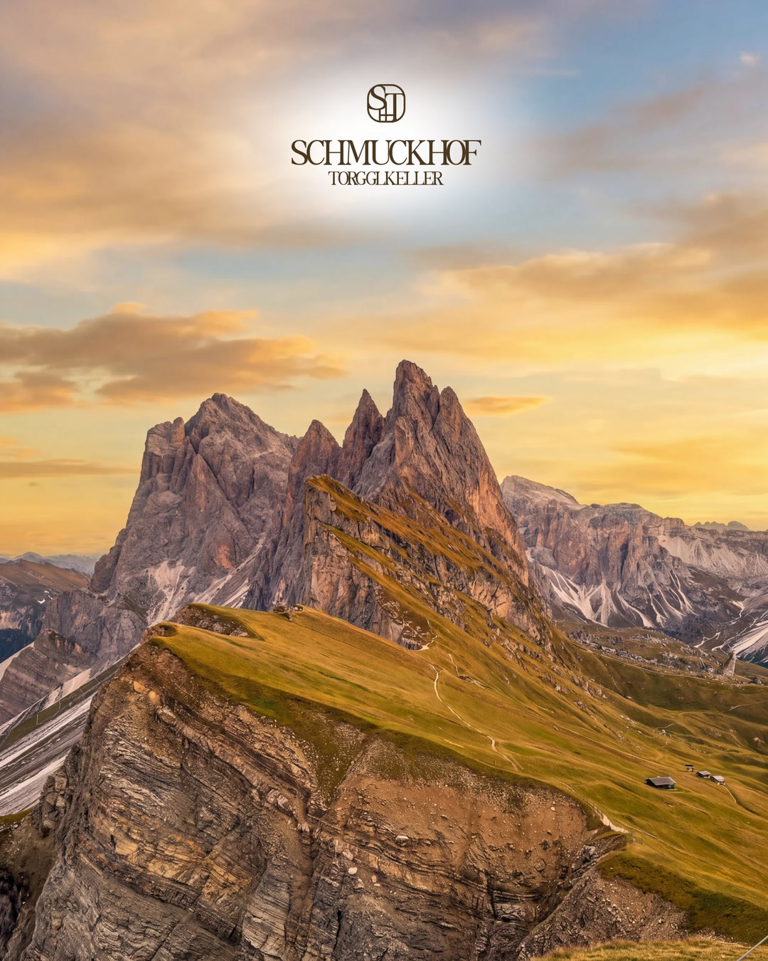 Seceda im Herbst mit Schmuckhof-Logo